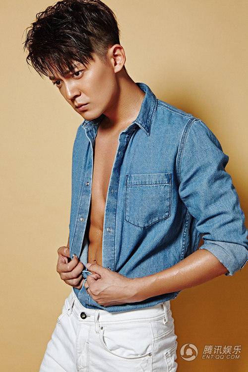 闫肃最新写真大片曝光 大秀肌肉魅力爆表