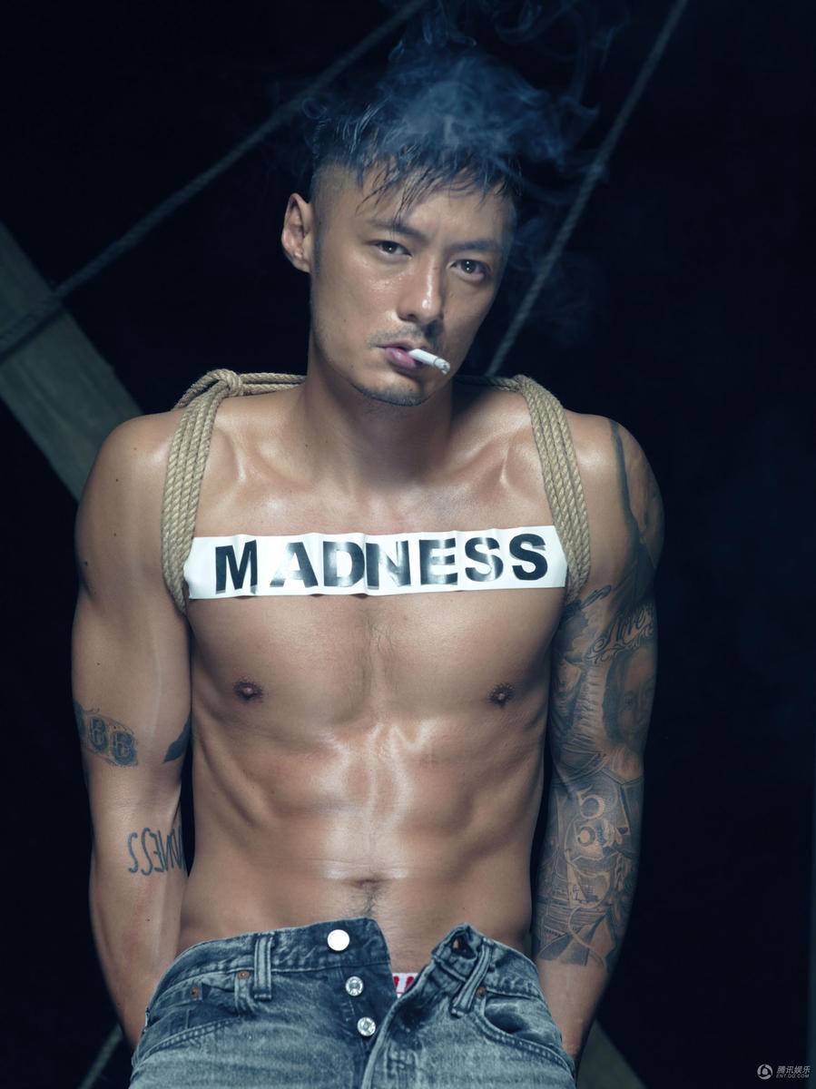 余文乐肌肉线条好man 脱了衣服大玩诱惑