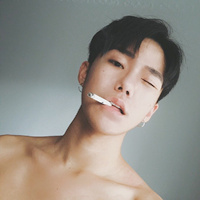 帅气抛媚眼短发型男头像图片