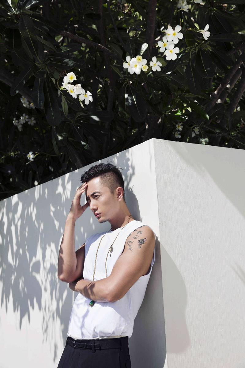 贾景晖肌肉照写真曝光 上演夏日&ldquo;湿身诱惑&rdquo;