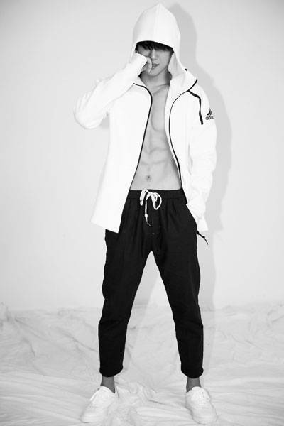 演员朱嘉琦写真图片 半裸出镜大秀腹肌