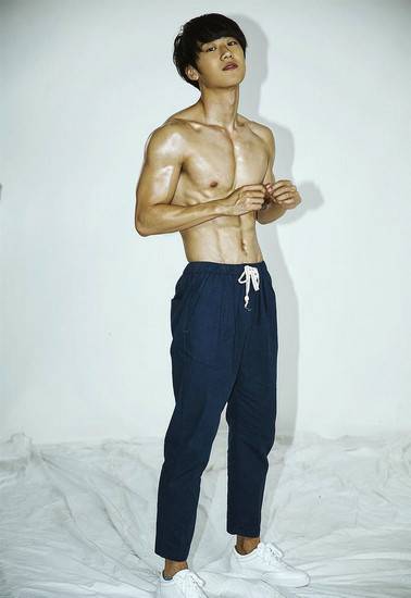 演员朱嘉琦写真图片 半裸出镜大秀腹肌