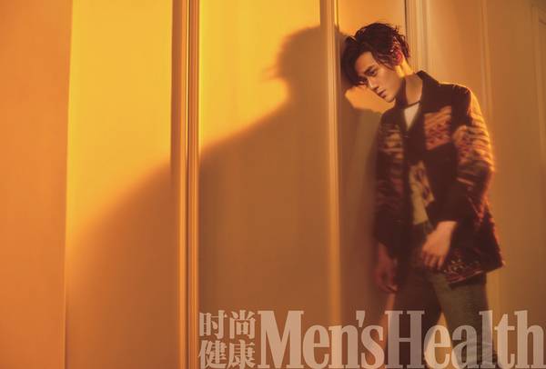 蒋劲夫最新杂志写真大片 健硕肌肉眼神撩人