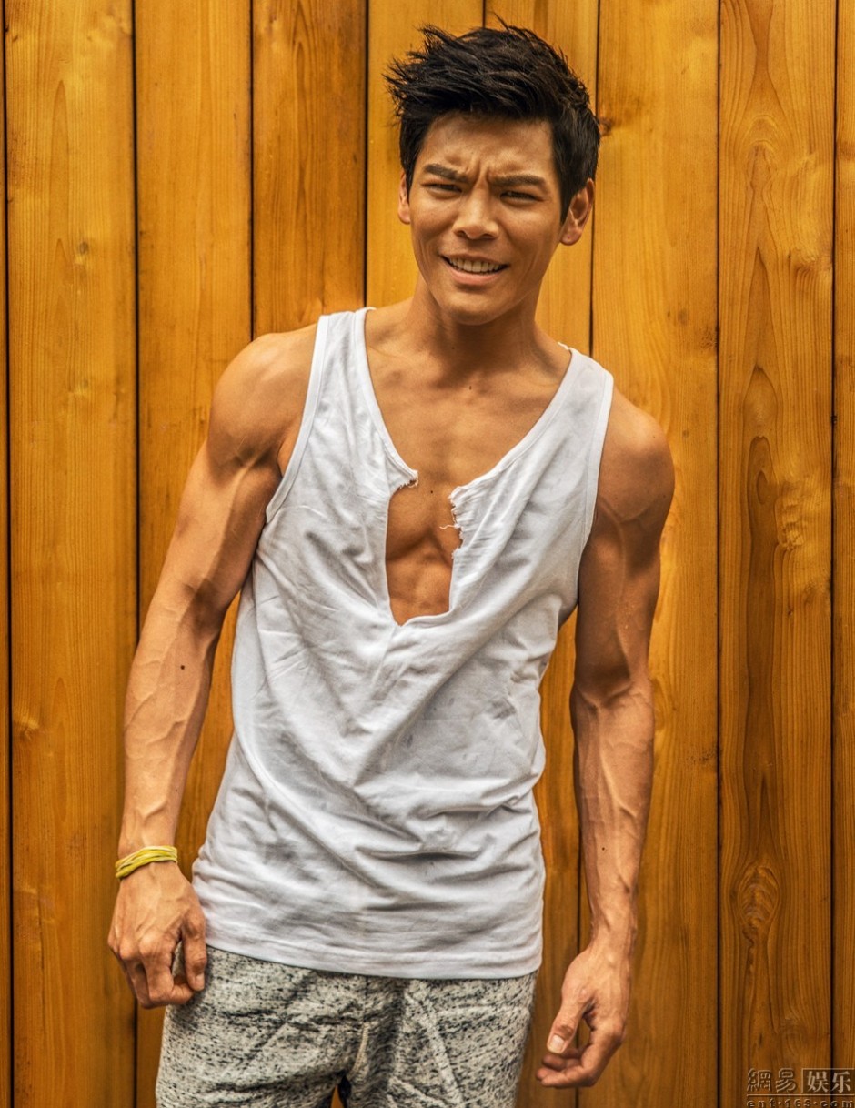 向佐肌肉写真图片 雷震子秒变邻家大男孩