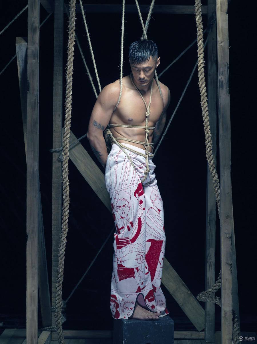 余文乐肌肉线条好man 脱了衣服大玩诱惑