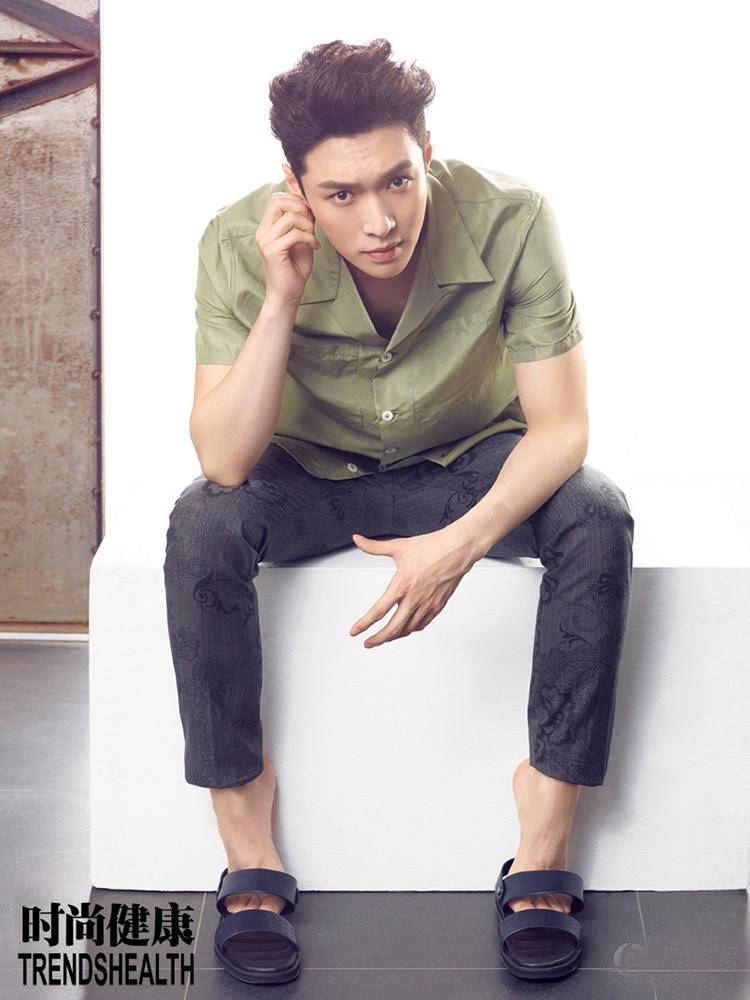 张艺兴肌肉性感写真照 大秀人鱼线