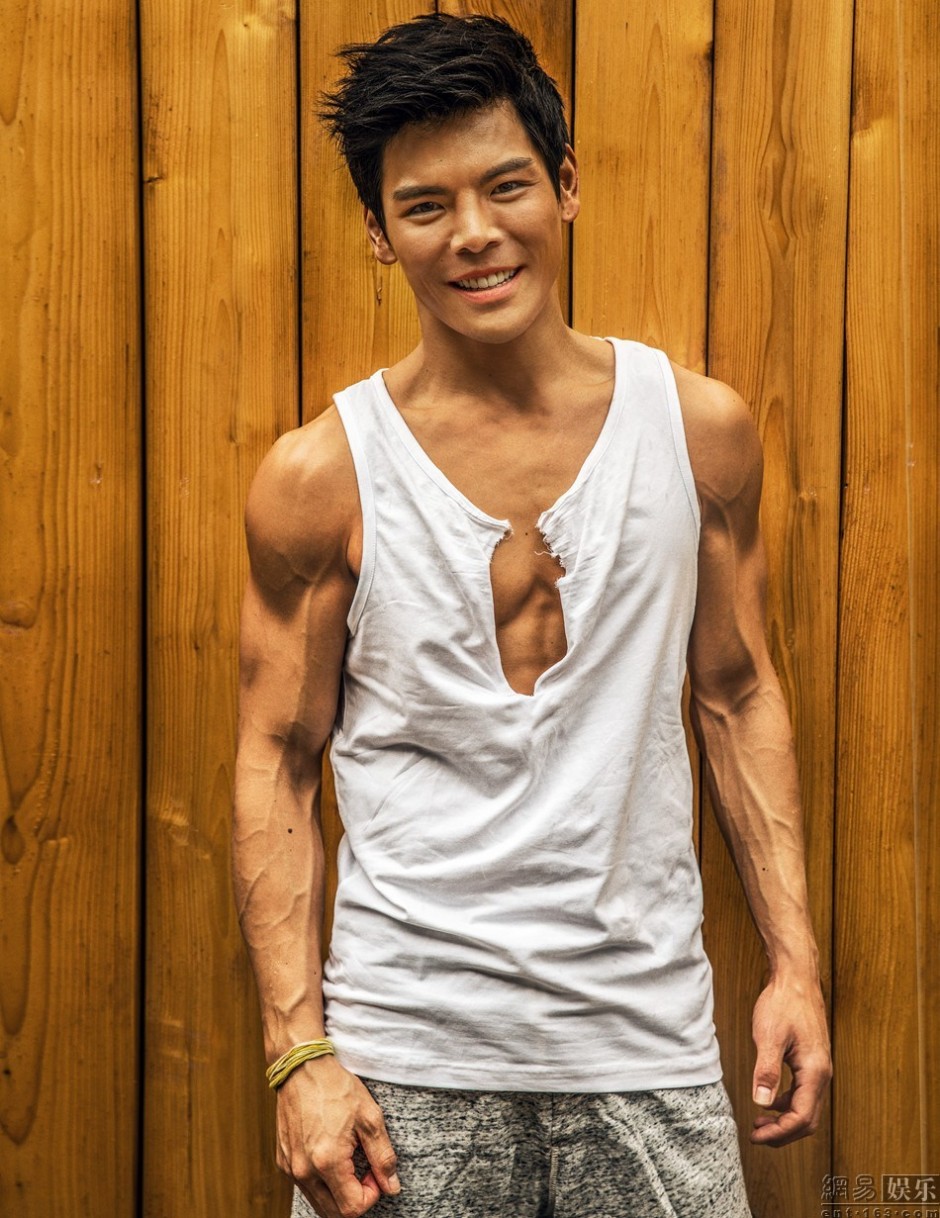 向佐肌肉写真图片 雷震子秒变邻家大男孩