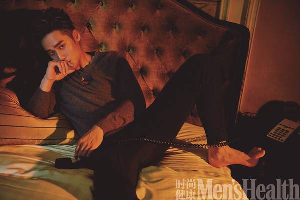 蒋劲夫最新杂志写真大片 健硕肌肉眼神撩人