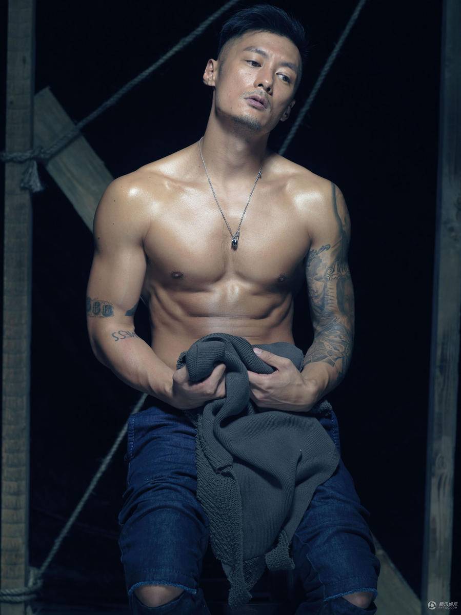 余文乐肌肉线条好man 脱了衣服大玩诱惑