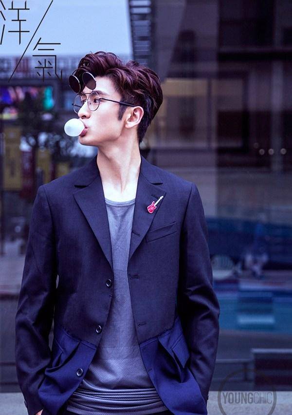 &ldquo;人气小鲜肉&rdquo;张云龙时尚街拍帅照曝光