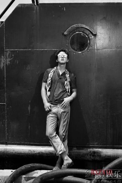 黄致列时尚大片写真照 肌肉猛男展现野性魅力