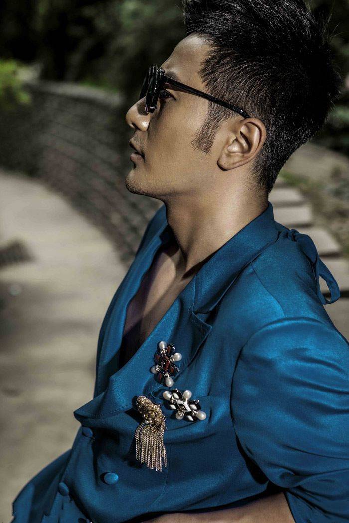 西装型男刘恩佑肌肉照写真大片分享