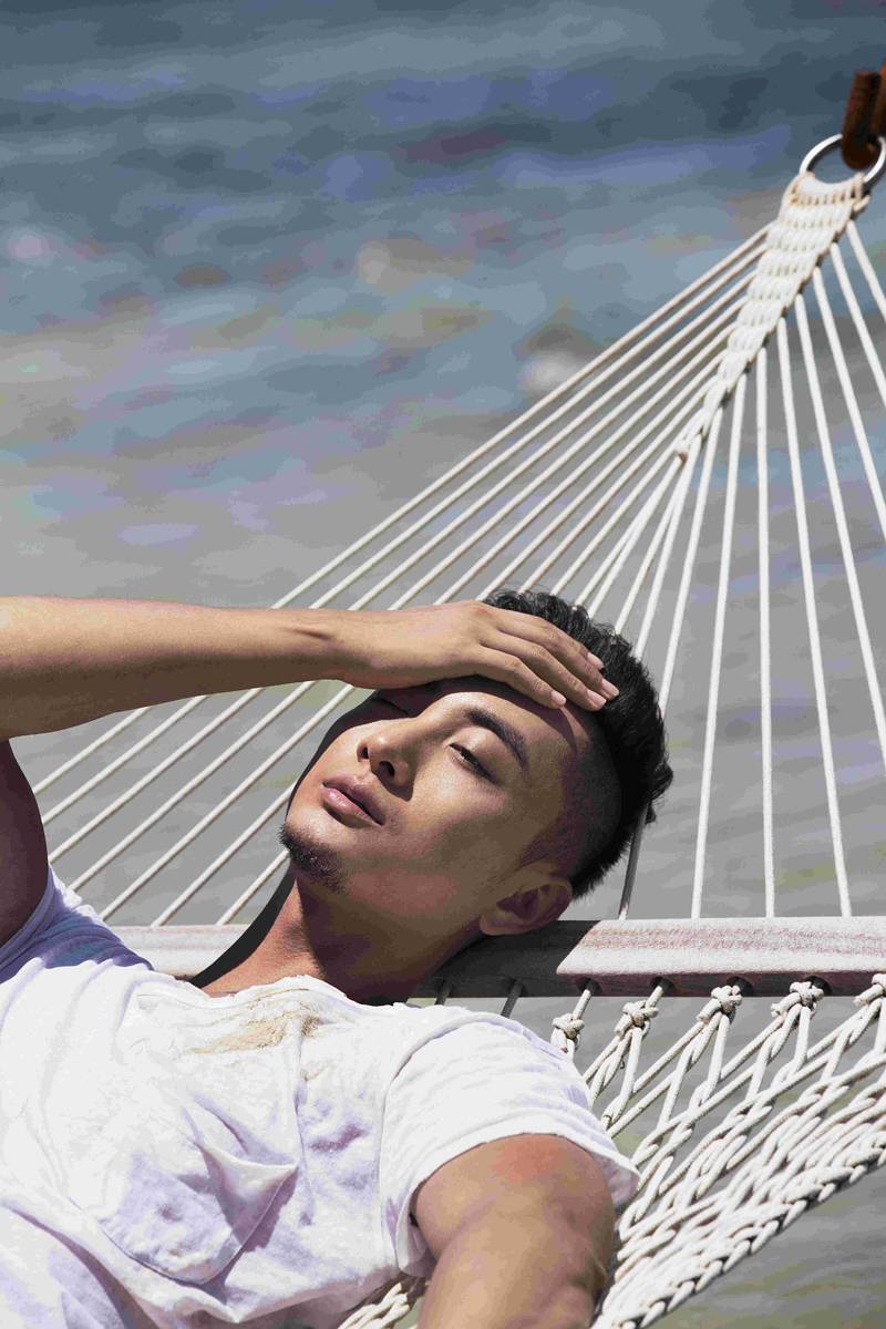 贾景晖肌肉照写真曝光 上演夏日&ldquo;湿身诱惑&rdquo;