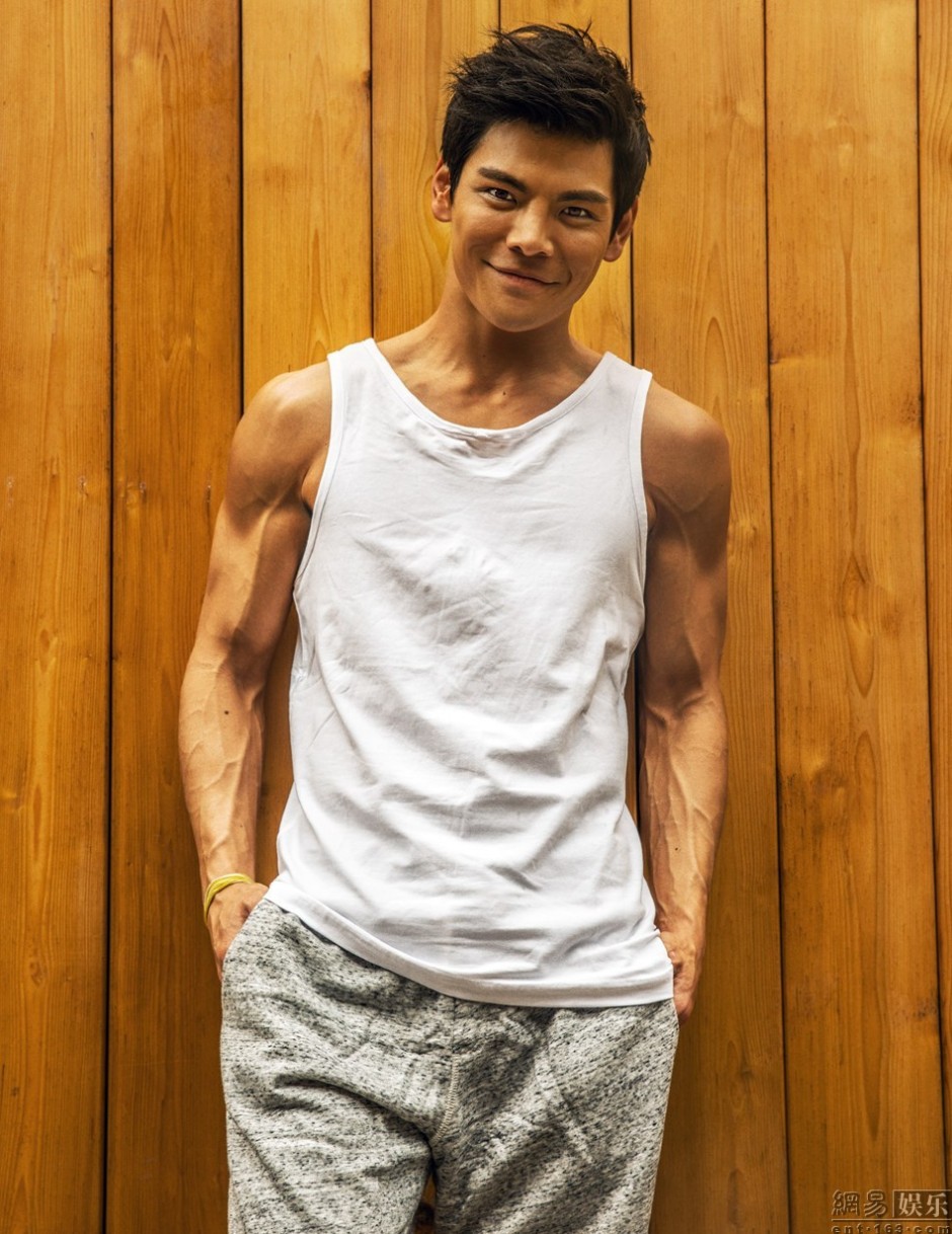 向佐肌肉写真图片 雷震子秒变邻家大男孩