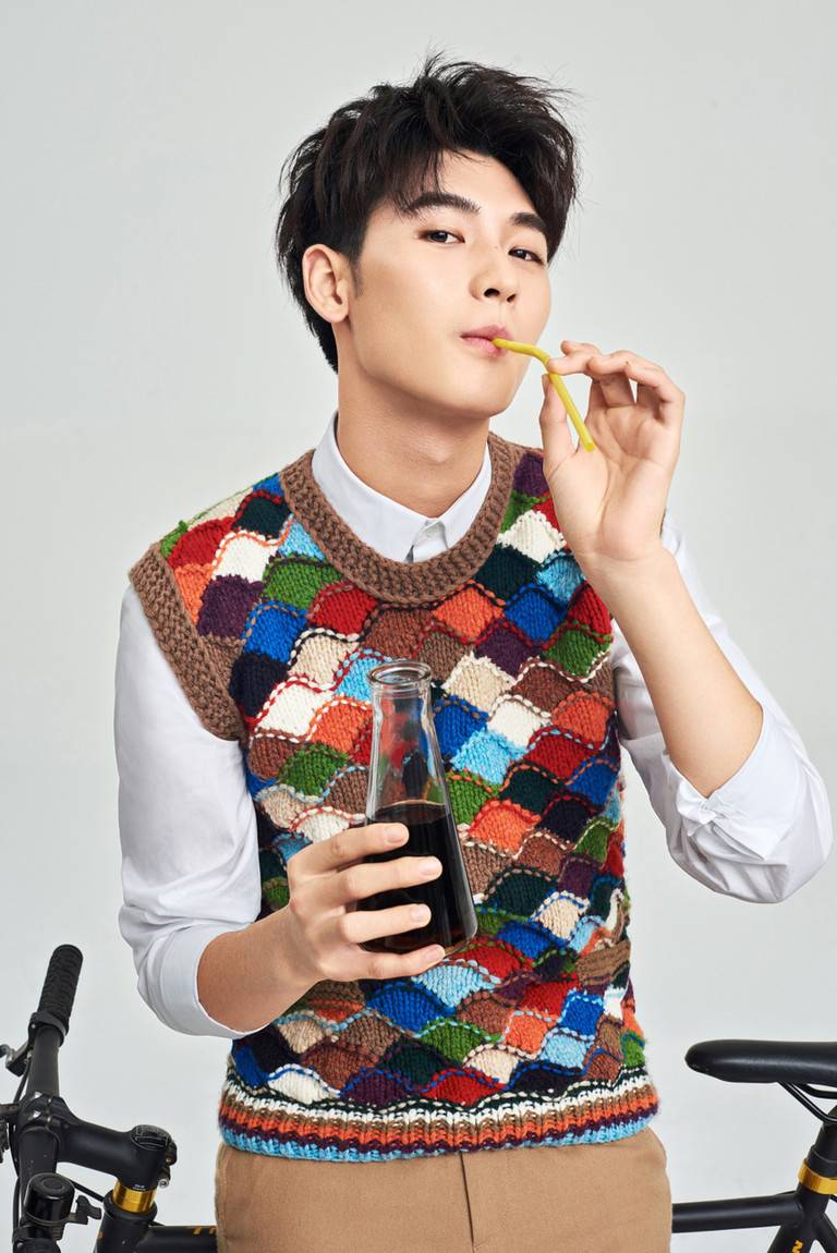 小鲜肉黄俊捷写真大片曝光 运动休闲青春无敌