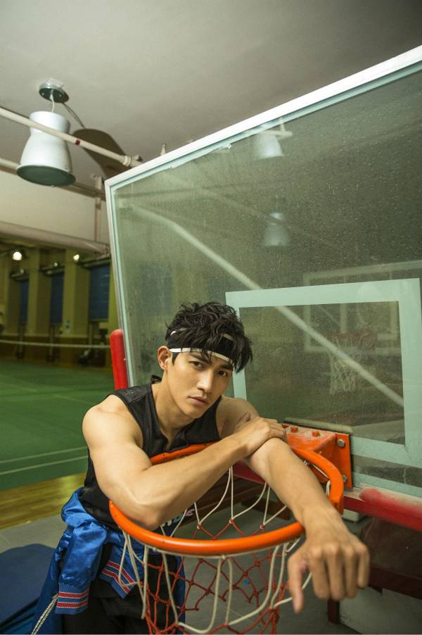 &ldquo;双面男神&rdquo;李子峰帅气运动时尚大片