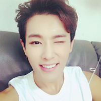 帅气抛媚眼短发型男头像图片