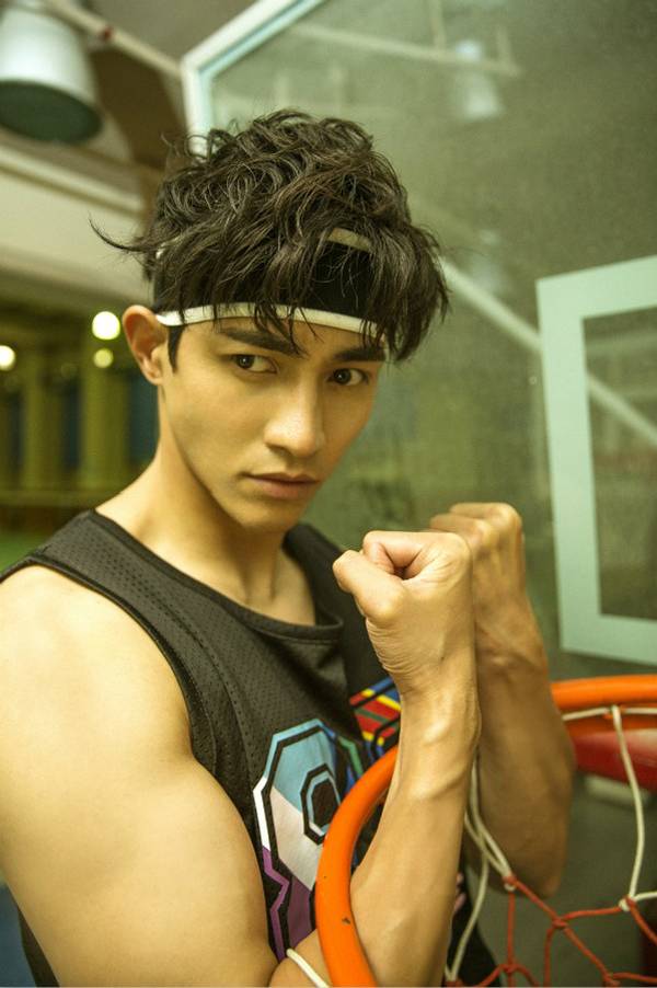 &ldquo;双面男神&rdquo;李子峰帅气运动时尚大片