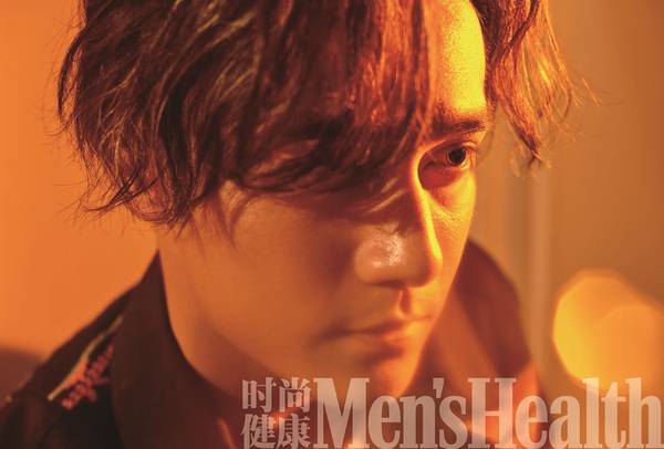蒋劲夫最新杂志写真大片 健硕肌肉眼神撩人
