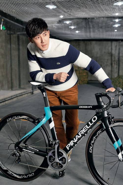 张睿运动写真大片 简约休闲变身活力美少年