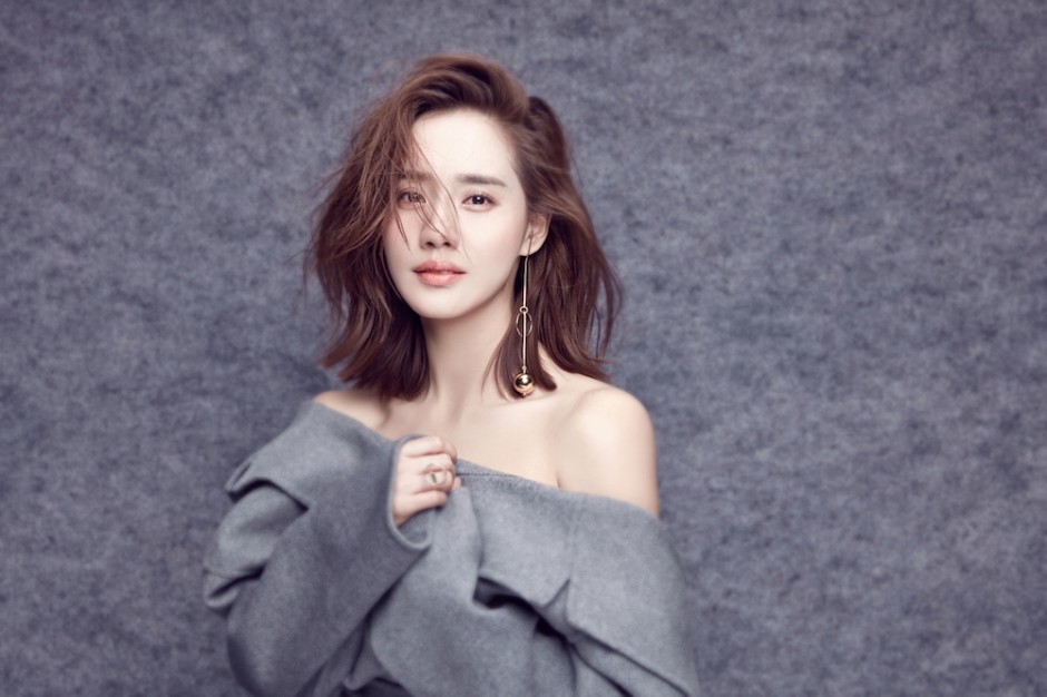 女演员王智早春最新写真 香肩美背尽显优雅性感