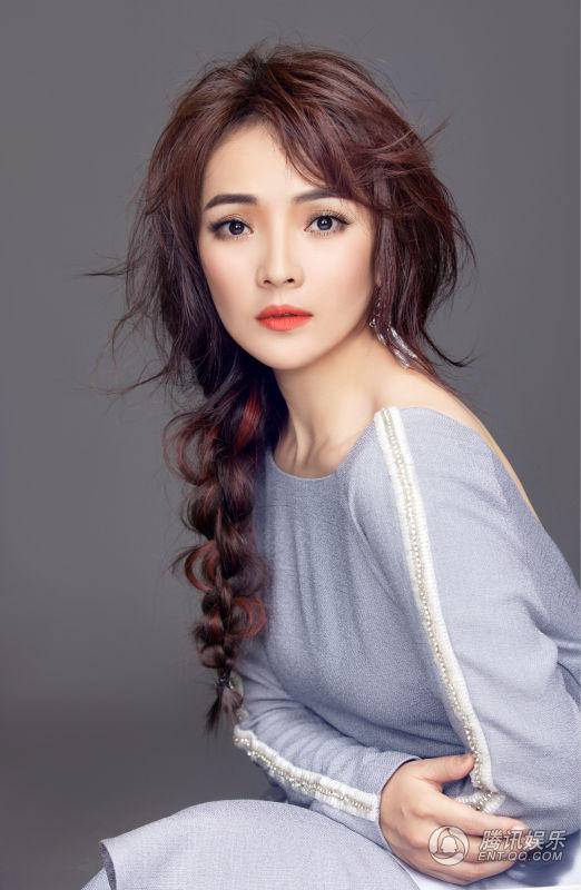 歌手斯琴高丽早春写真 甜美微笑熟女范十足