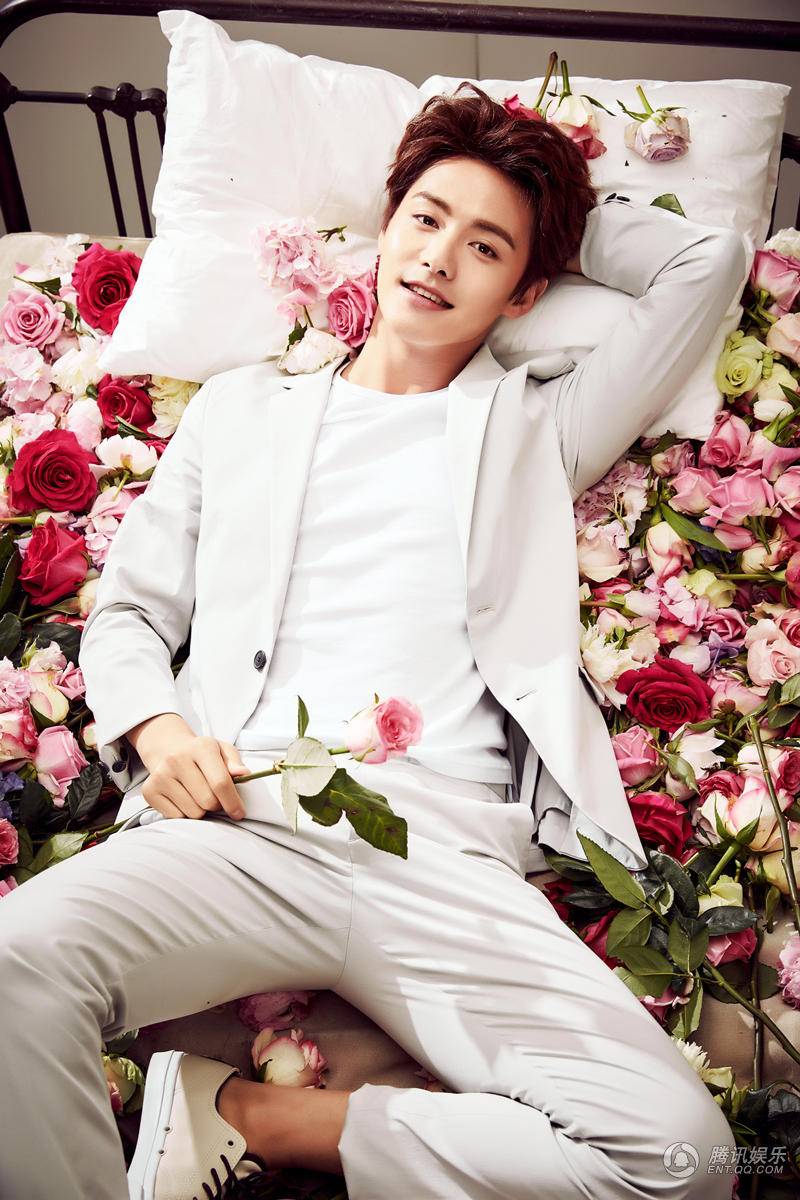 马天宇情人节大片曝光 甜蜜笑容手持玫瑰