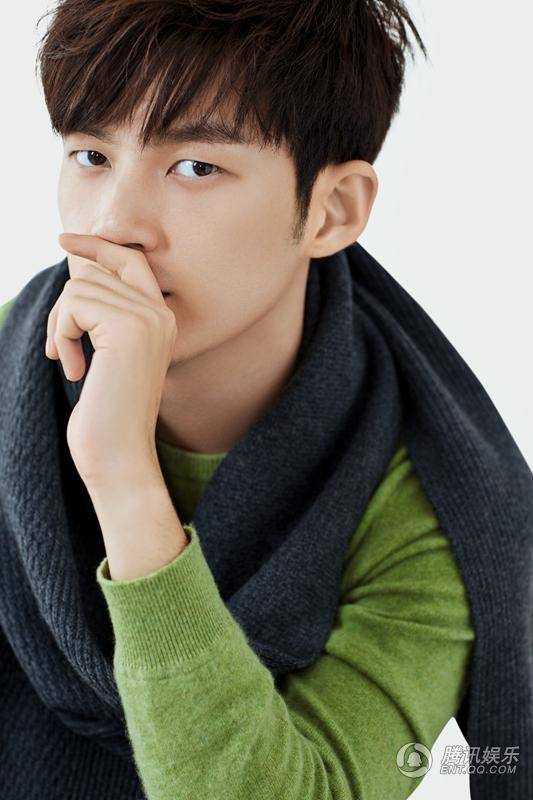 董力时尚大片曝光 绿色毛衣温暖清新