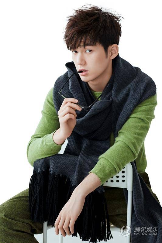 董力时尚大片曝光 绿色毛衣温暖清新