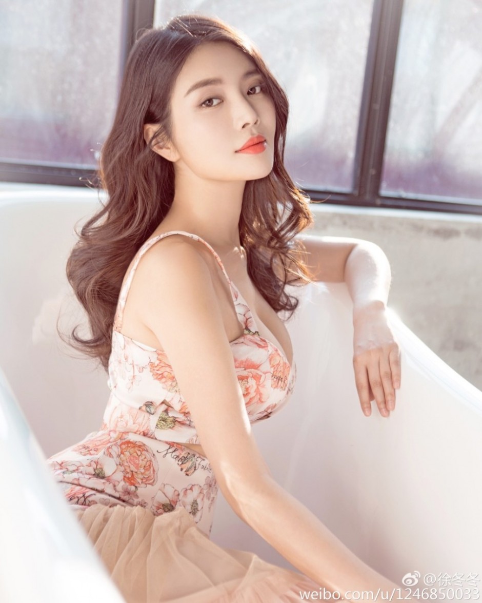 90后女星徐冬冬浴缸性感写真 曲线曼妙秀巨胸
