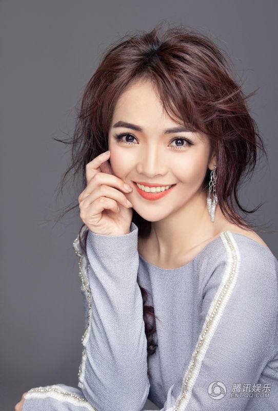 歌手斯琴高丽早春写真 甜美微笑熟女范十足