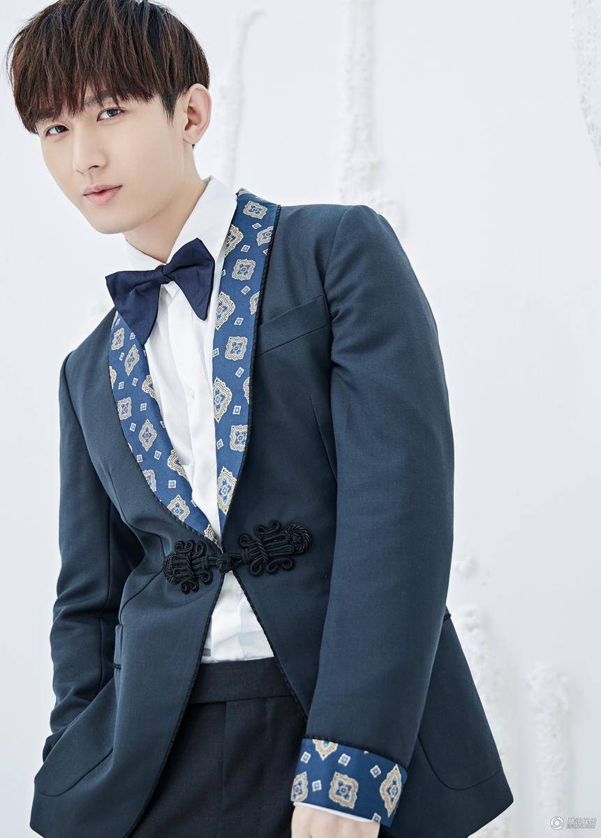 新生代演员成毅早春写真 复古优雅笑容温暖迷人