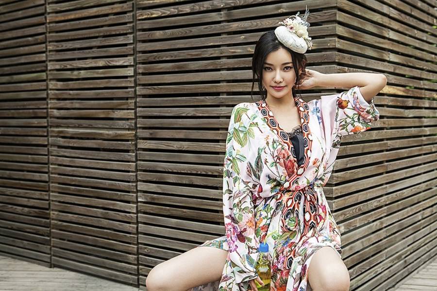 童菲时尚写真大片曝光 风格各异诠释90后百变女神