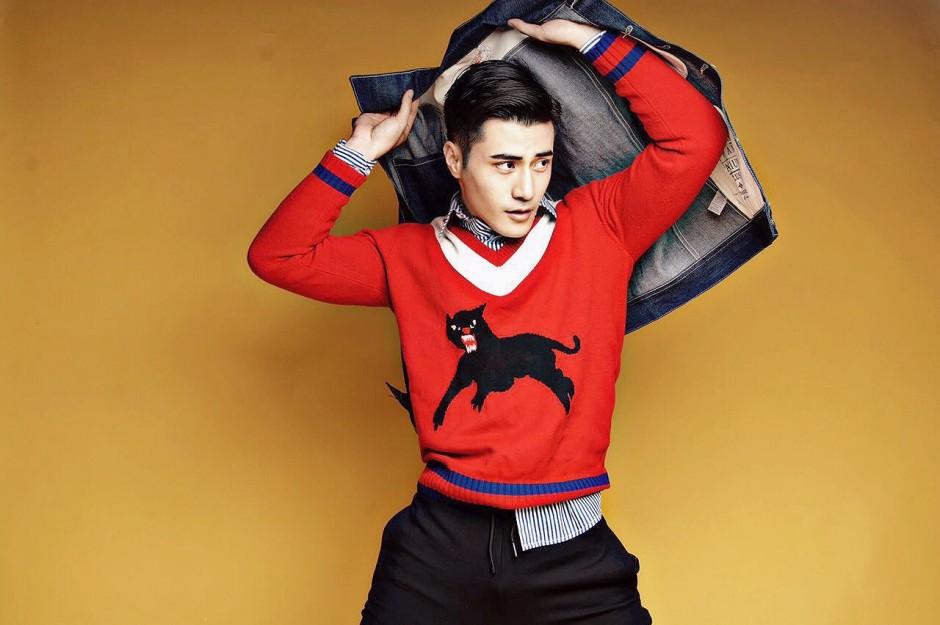 演员李晨浩新春写真曝光 一袭复古红毛衣抢镜