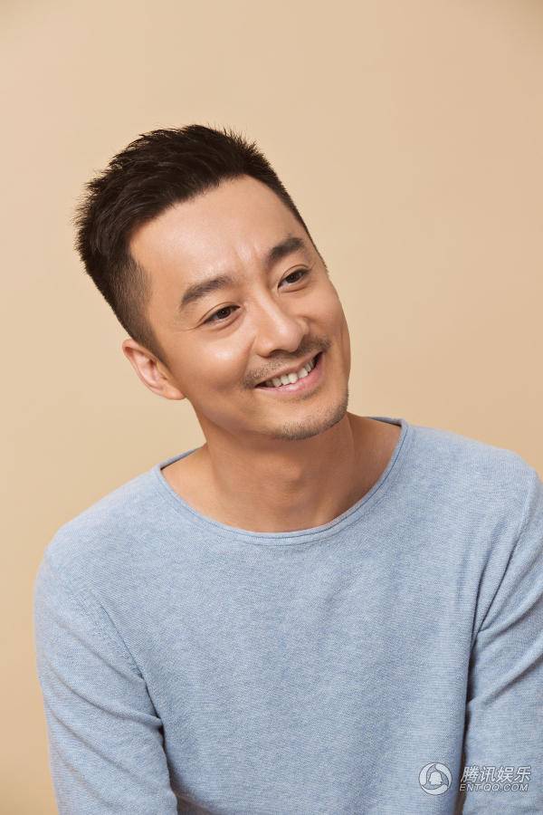 演员吴超冬季写真曝光 温暖笑容暖男味十足