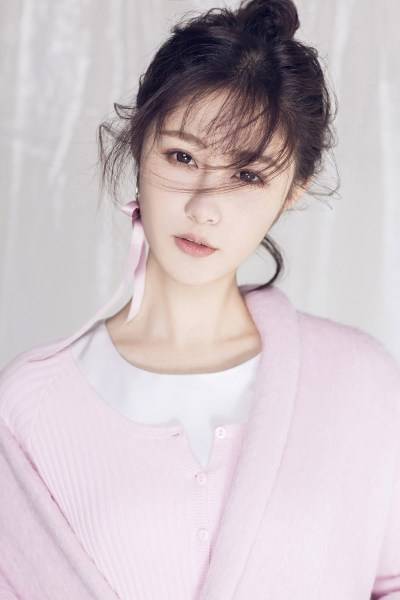 梁田时尚写真笑容吸睛 猫咪入境尽显亲和力