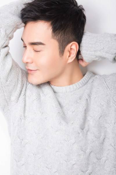 演员王雅伦新春写真曝光 尽显优雅暖男气质