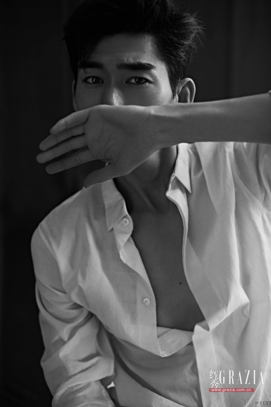 张翰曝黑白时尚写真 上演禁欲系英伦风