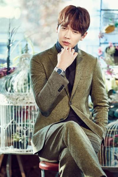 高云翔早春帅气写真大片 浪漫柔情逗萌宠