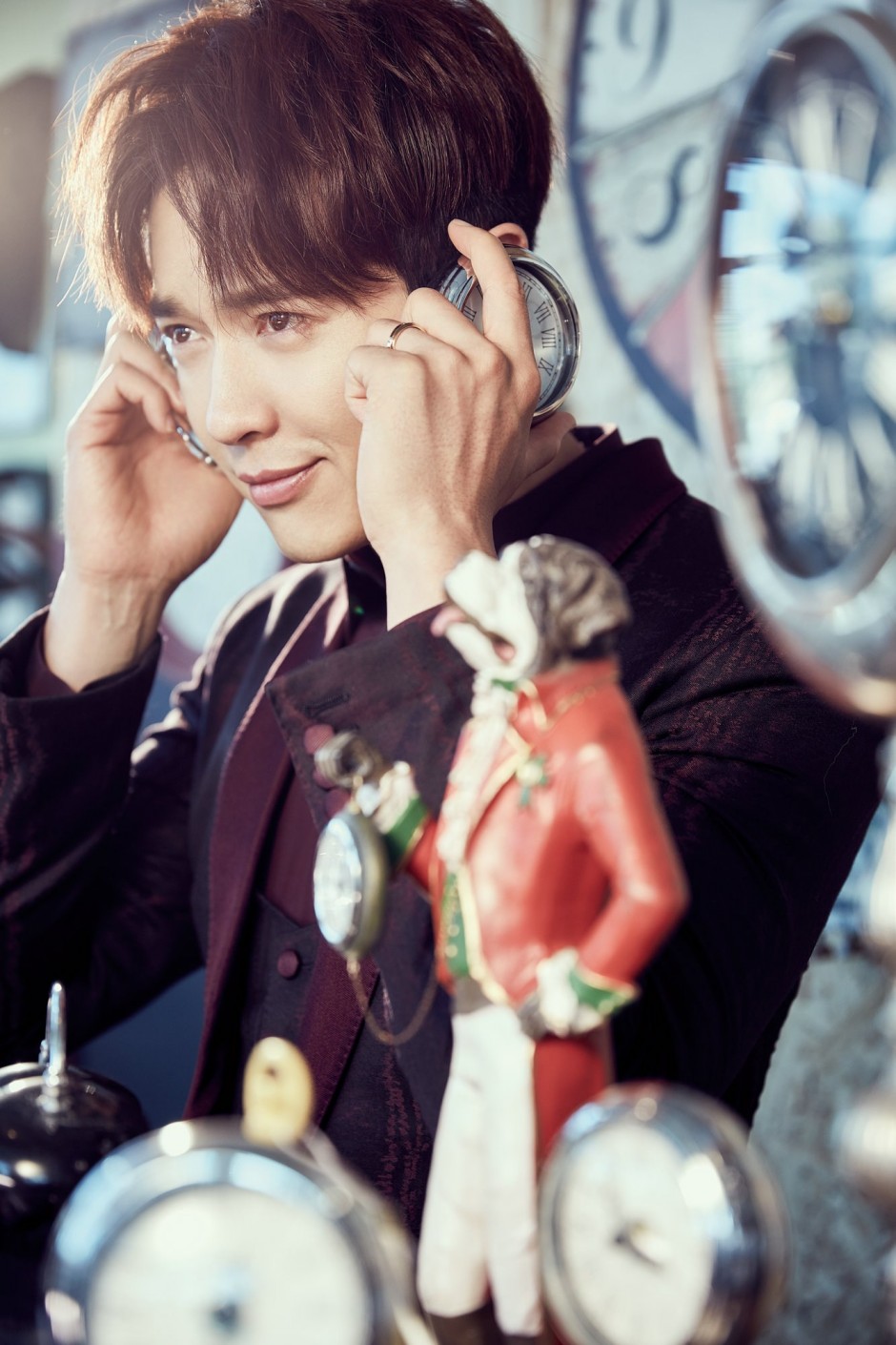 高云翔早春帅气写真大片 浪漫柔情逗萌宠