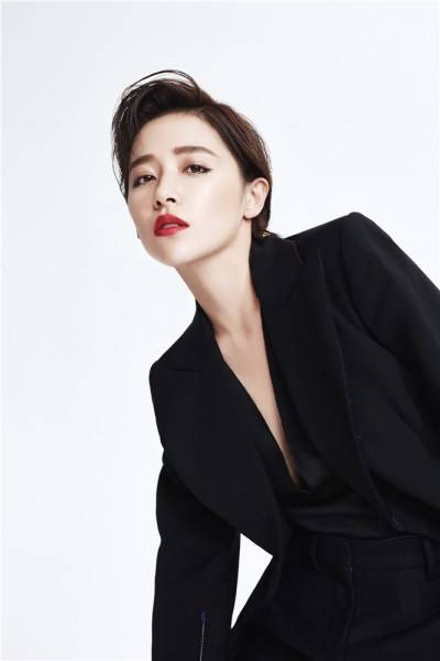 阙清子帅气短发写真曝光 西装制服出镜眼神撩人