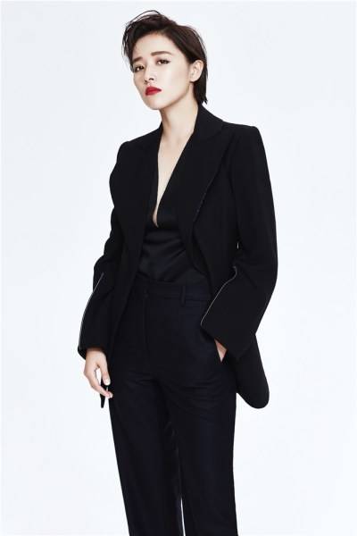 阙清子帅气短发写真曝光 西装制服出镜眼神撩人