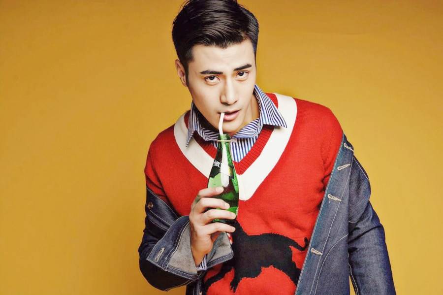 演员李晨浩新春写真曝光 一袭复古红毛衣抢镜