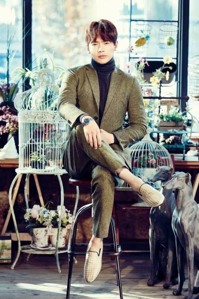 高云翔早春帅气写真大片 浪漫柔情逗萌宠