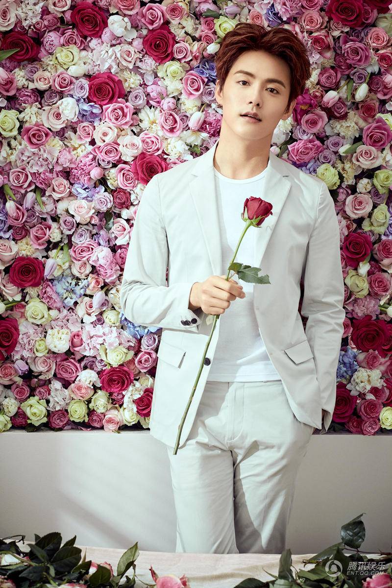马天宇情人节大片曝光 甜蜜笑容手持玫瑰