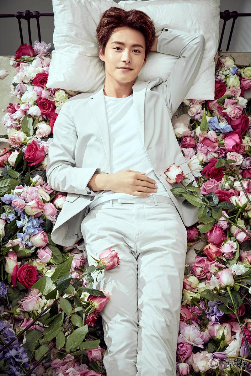 马天宇情人节大片曝光 甜蜜笑容手持玫瑰