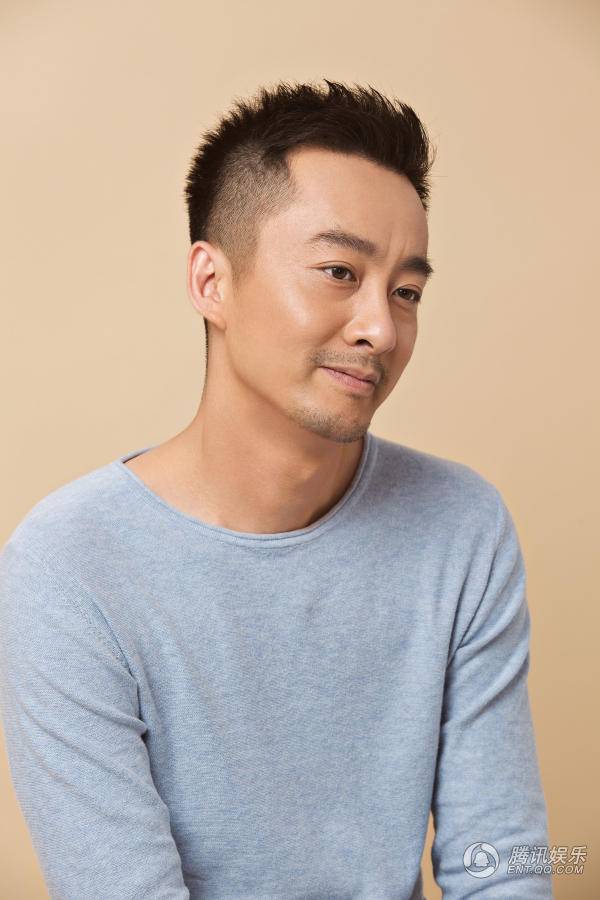 演员吴超冬季写真曝光 温暖笑容暖男味十足