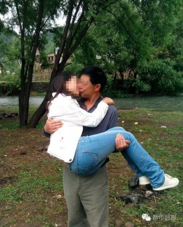 某高校副教授与女生暧昧不雅照流出 忘我激情舌吻