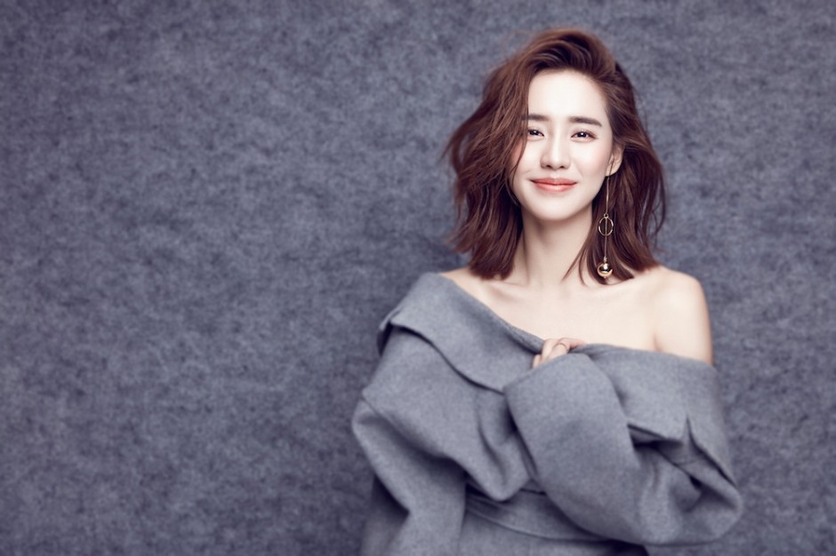 女演员王智早春最新写真 香肩美背尽显优雅性感