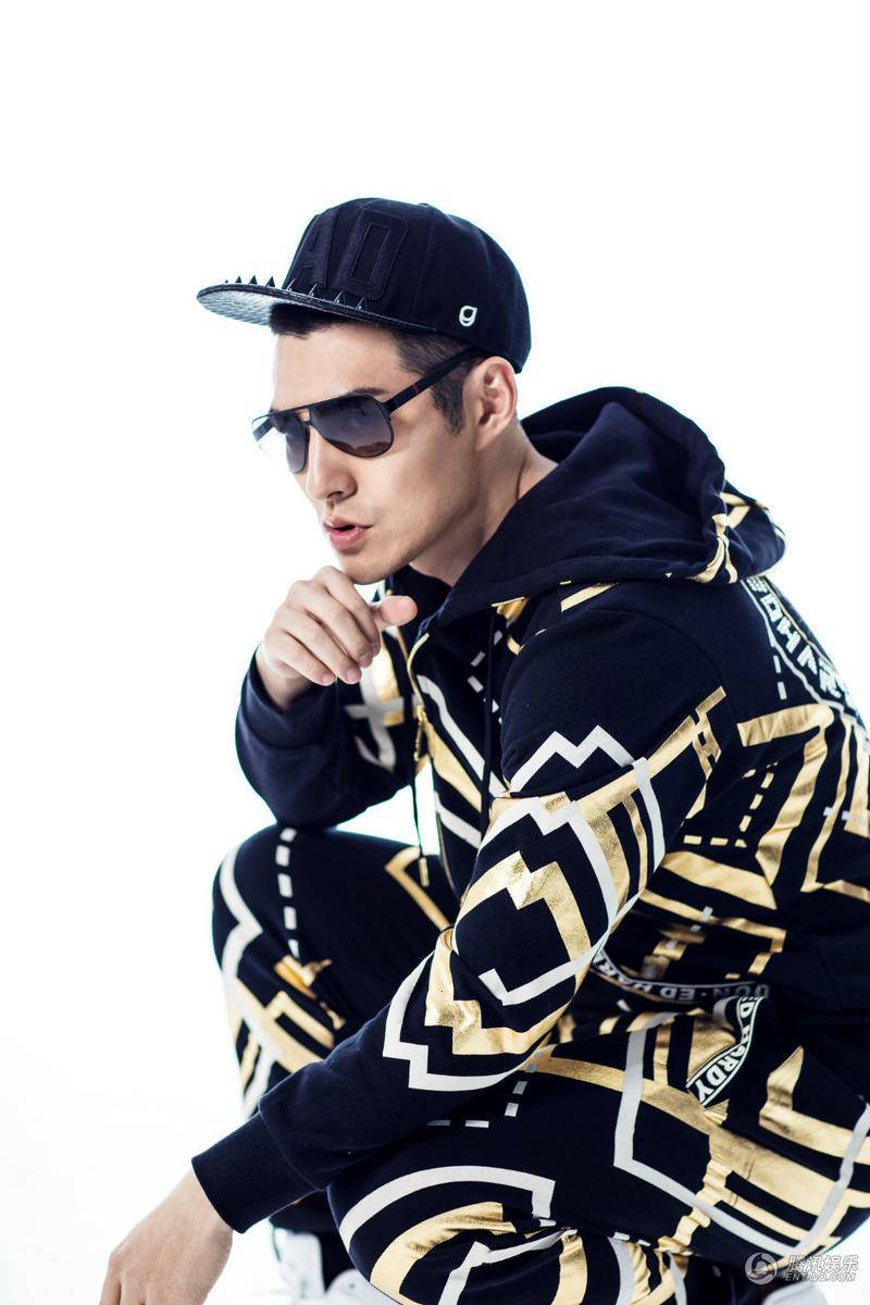 严屹宽运动型男装扮写真 动感邪魅尽显男士魅力